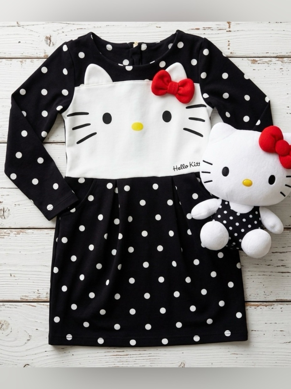 Hello Kitty Black & White Label Close-Up